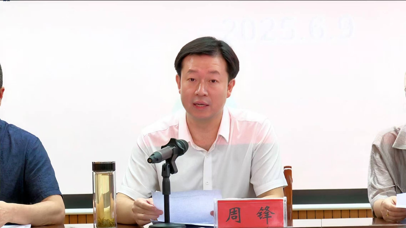 县委常委、组织部部长周锋参加县档案馆“6·9”国际档案日活动
